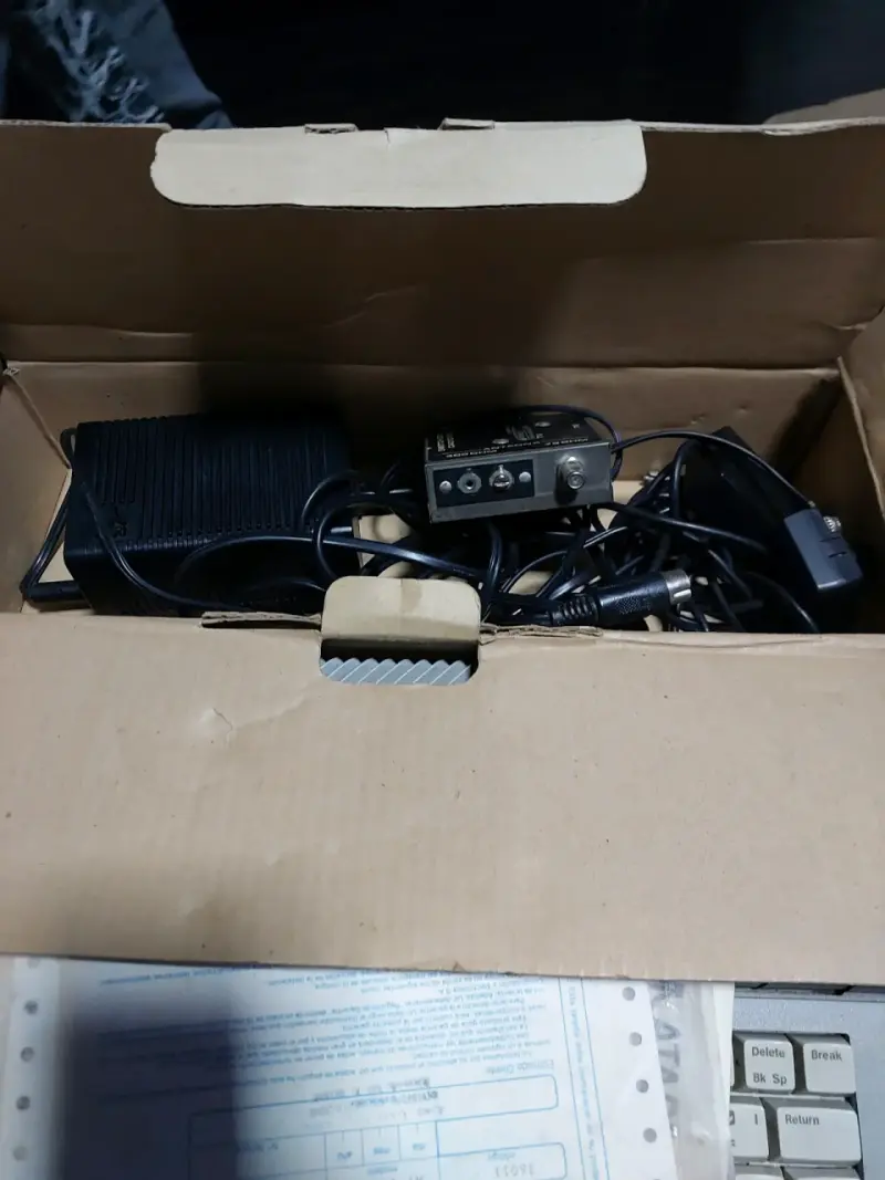 Computador Atari 65XE con manuales - 2