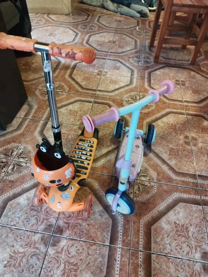 Dos scooters infantiles coloridos - 1