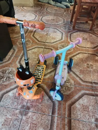 Dos scooters infantiles coloridos - miniatura 1