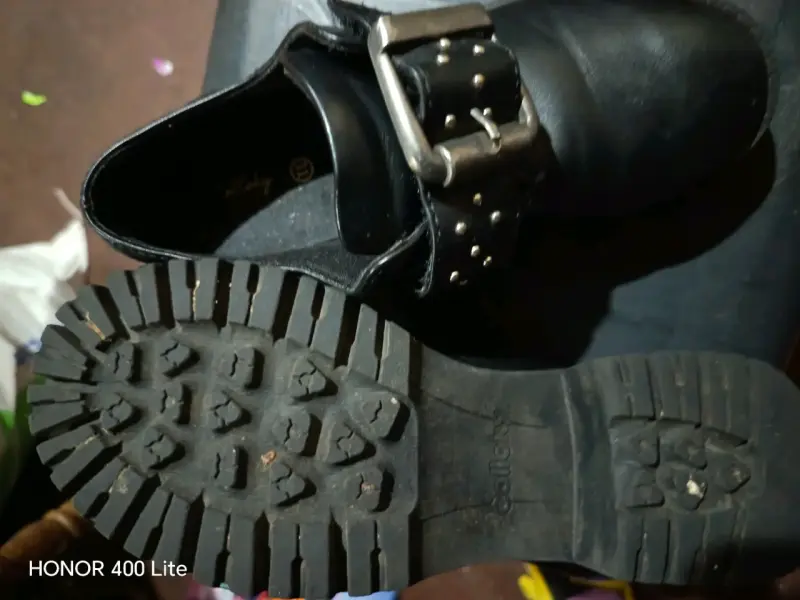 Botas negras con hebilla - 1