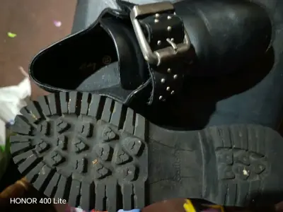 Botas negras con hebilla - miniatura 1