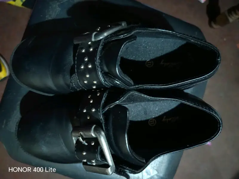 Botas negras con hebilla - 3