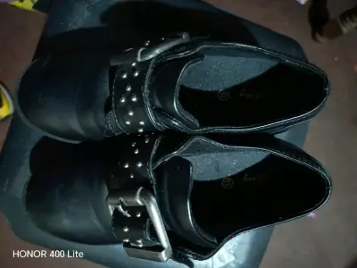 Botas negras con hebilla - miniatura 3