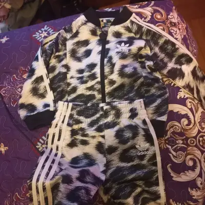 Conjunto deportivo infantil adidas animal print - miniatura 1