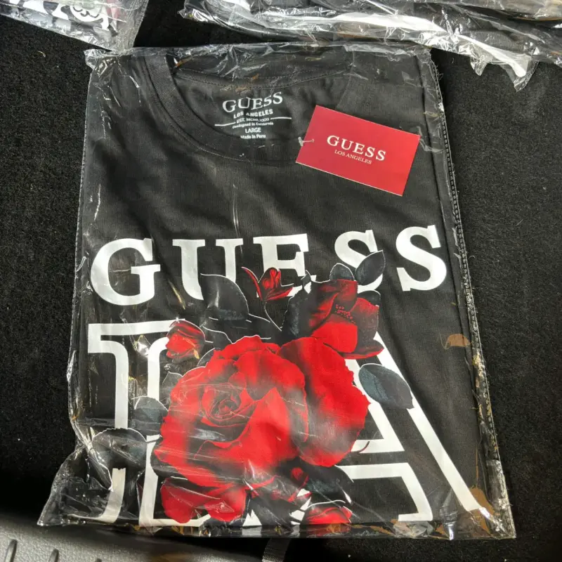 Polera negra Guess con rosas
