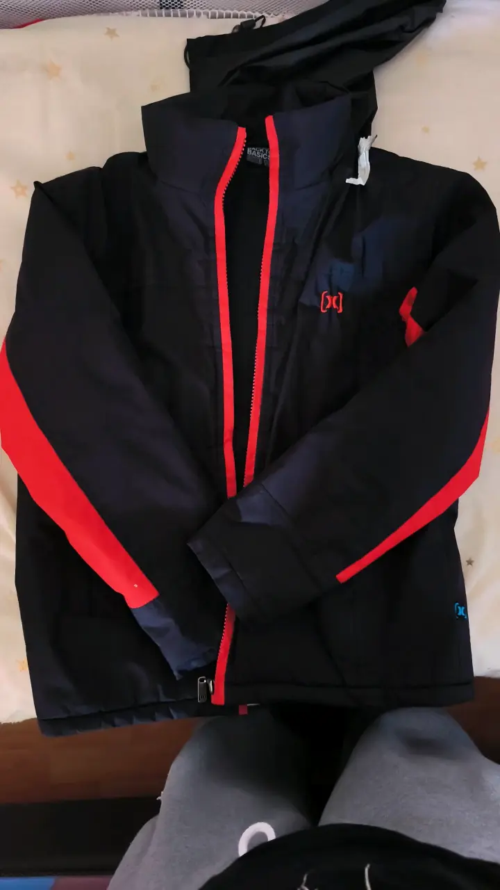 Chaqueta negra con detalles rojos - 1