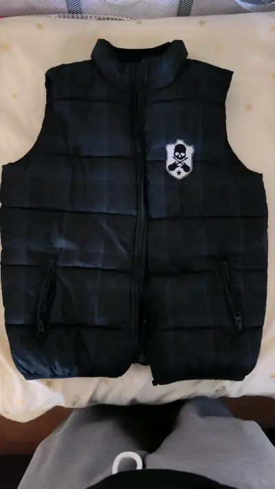 Chaqueta negra con detalles rojos - miniatura 2