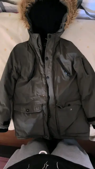 Chaqueta negra con detalles rojos - miniatura 3