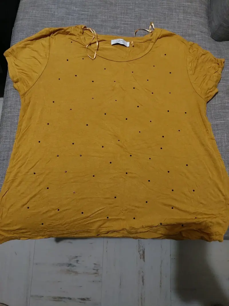 Polera amarilla con puntos - 1