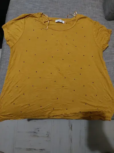 Polera amarilla con puntos - miniatura 1