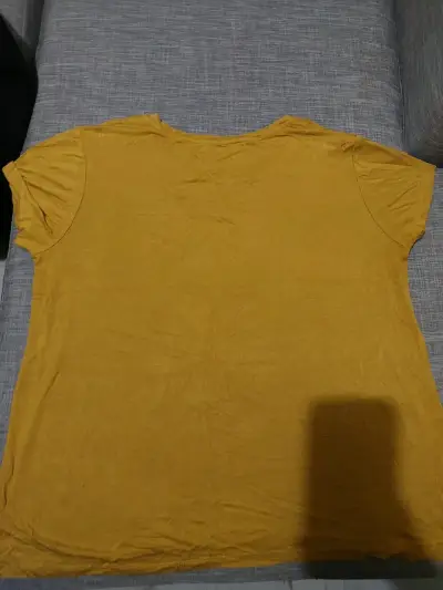 Polera amarilla con puntos - miniatura 2