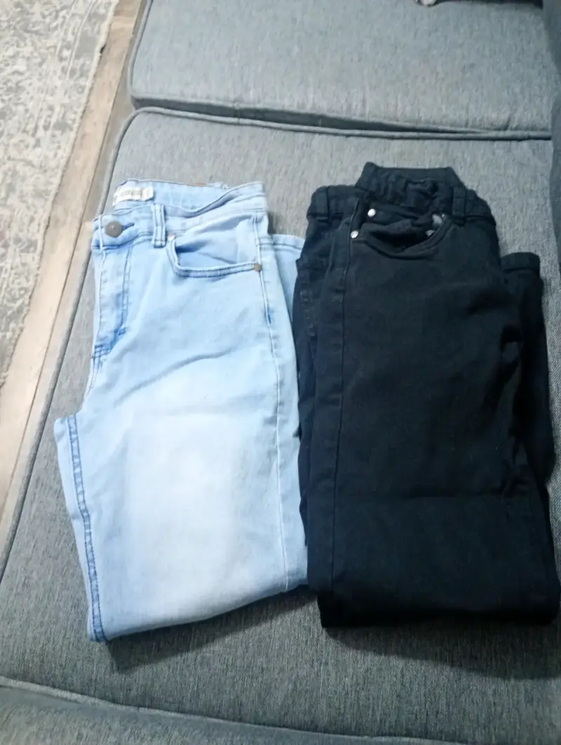 Par de jeans azul y negro - 1