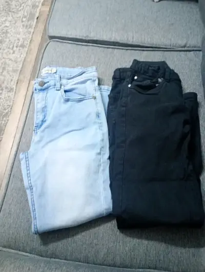 Par de jeans azul y negro - miniatura 1