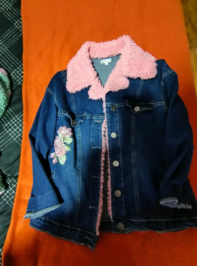 Chaqueta de mezclilla con forro rosado