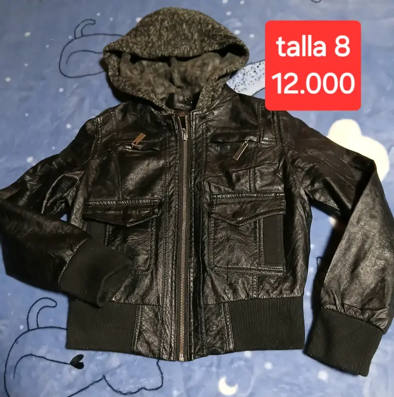 Chaqueta de ecocuero con capucha