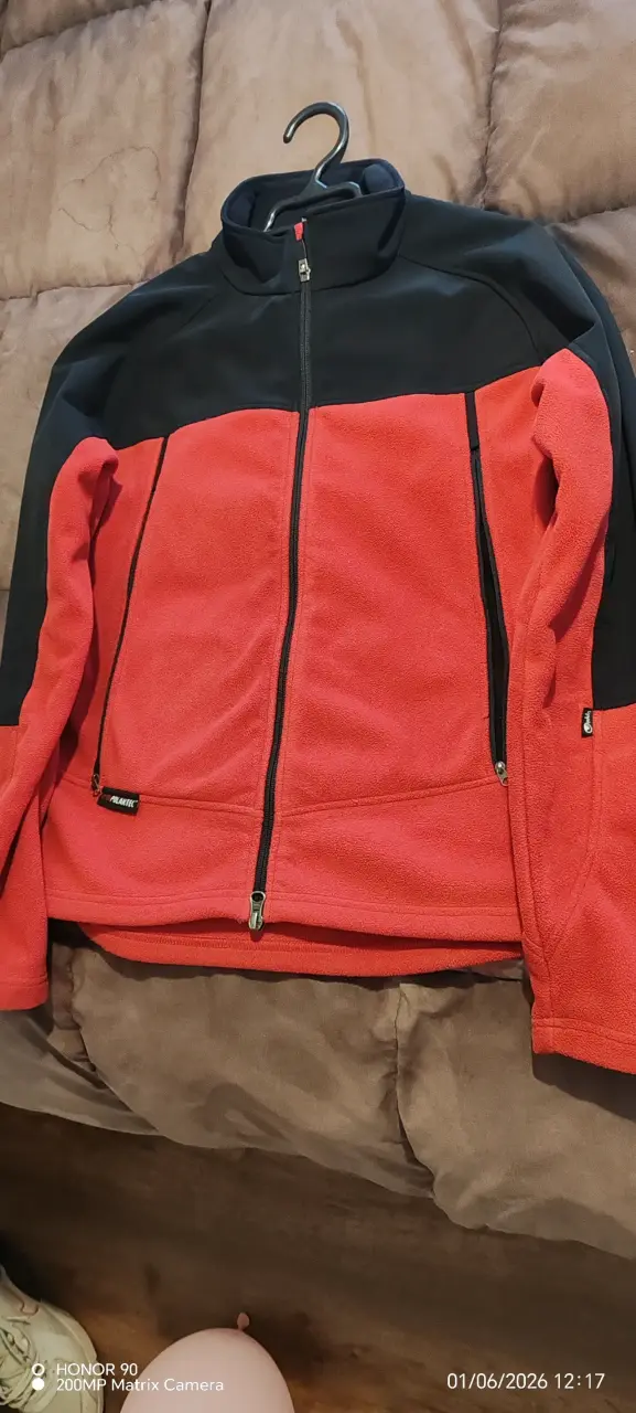 Chaqueta polar roja y negra - 1