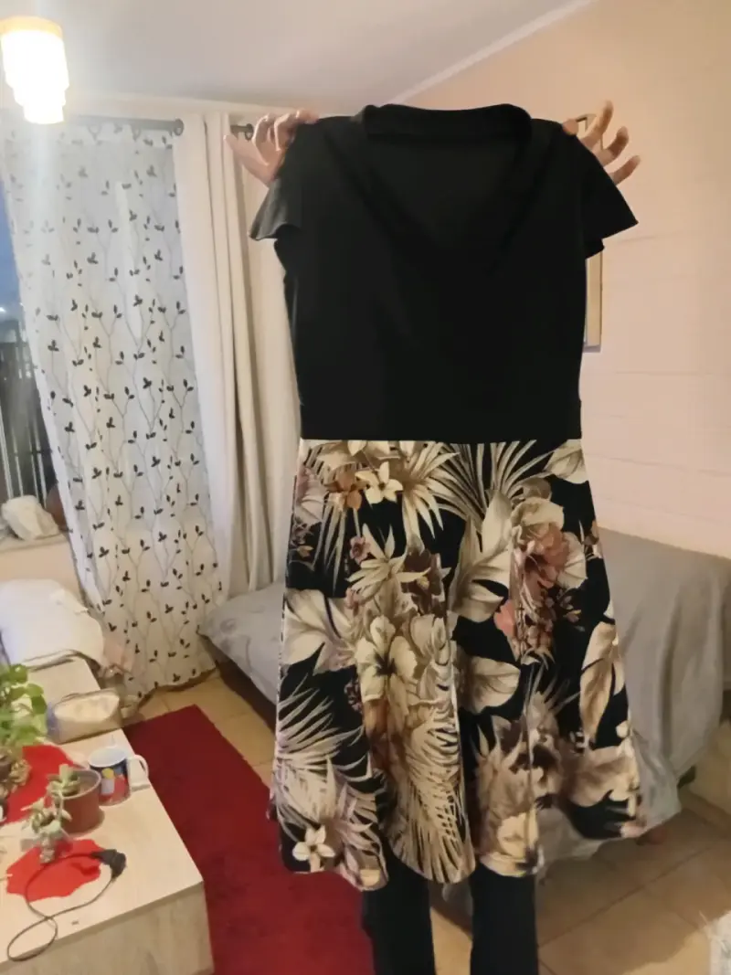 Vestido floral negro y beige - 1