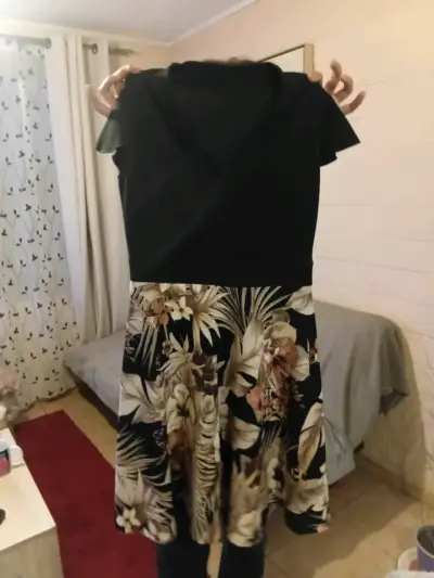 Vestido floral negro y beige - miniatura 2