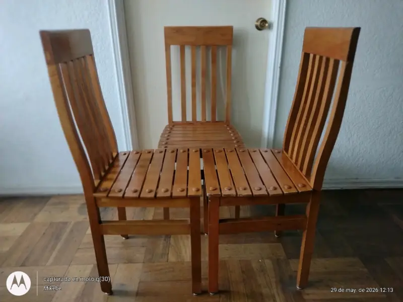 Set de tres sillas de madera - 1