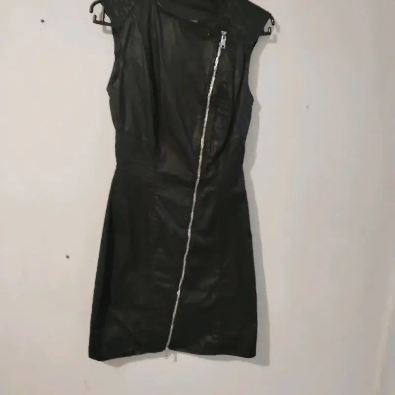 Vestido negro de cuero sin mangas - 1