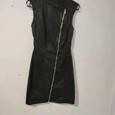 Vestido negro de cuero sin mangas - miniatura 1