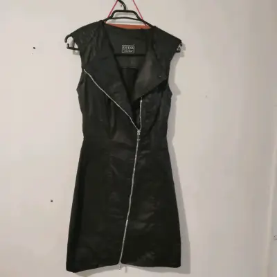 Vestido negro de cuero sin mangas - miniatura 2