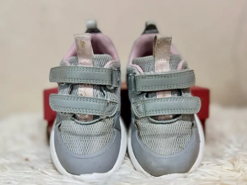 Zapatillas grises con velcro para niñas - 4