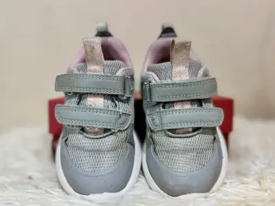 Zapatillas grises con velcro para niñas - miniatura 4