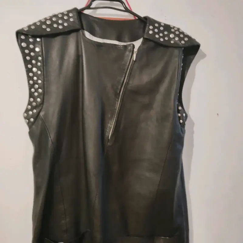 Chaleco negro con tachas - 1