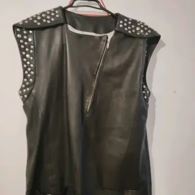 Chaleco negro con tachas - miniatura 1
