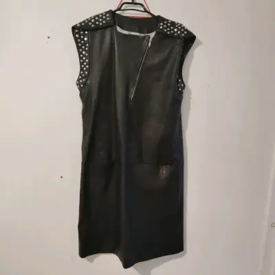 Chaleco negro con tachas - miniatura 3