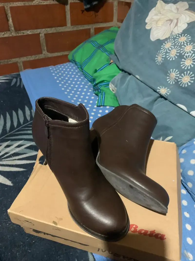 Botines de cuero café con tacón