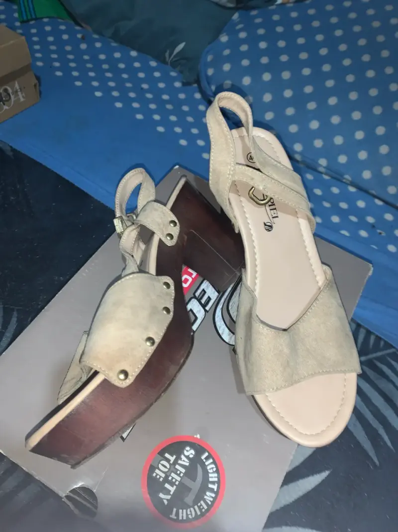 Sandalias beige con tacón madera