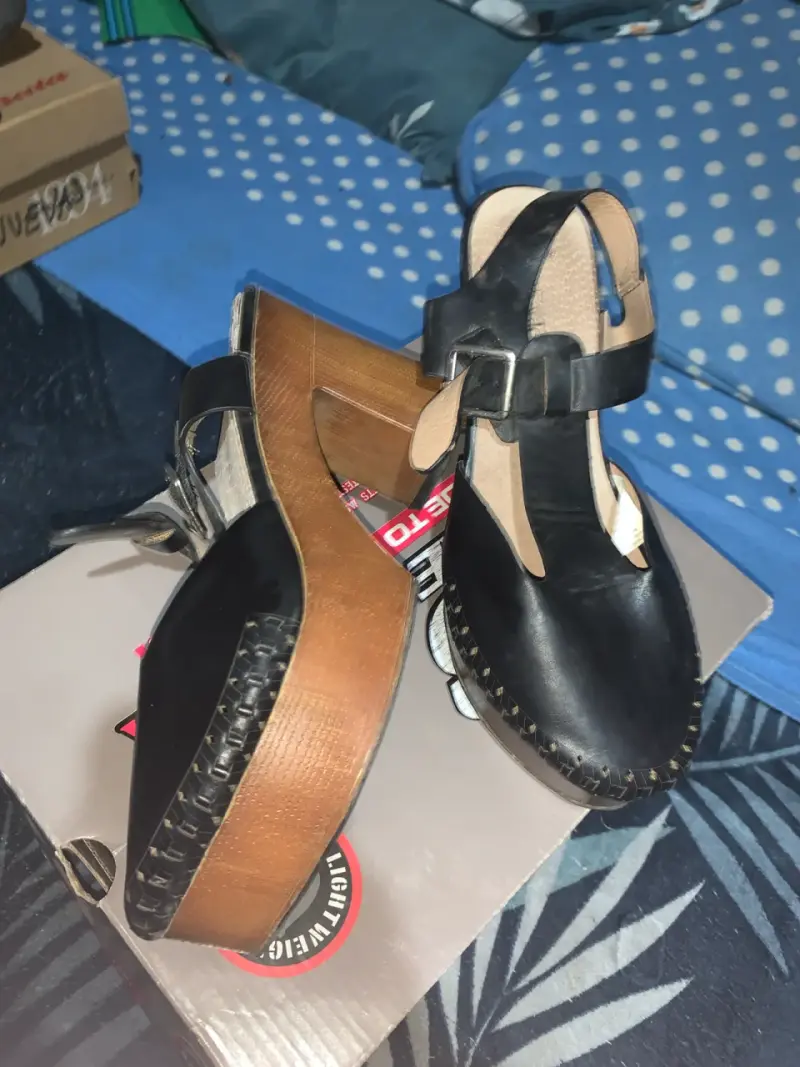 Sandalias negras de tacón de madera