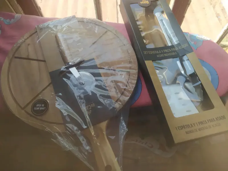 Set pizzero! Tabla pizza cortador, pinzas , espatu - 1