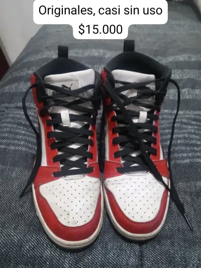 Zapatillas deportivas rojas y blancas - miniatura 1