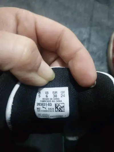 Zapatillas deportivas rojas y blancas - miniatura 2