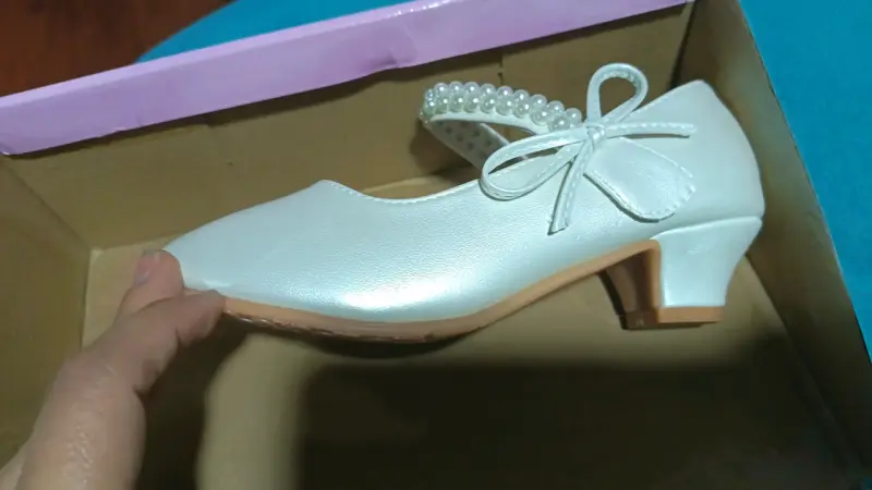 Zapato de niñas blancas con perlas - 1
