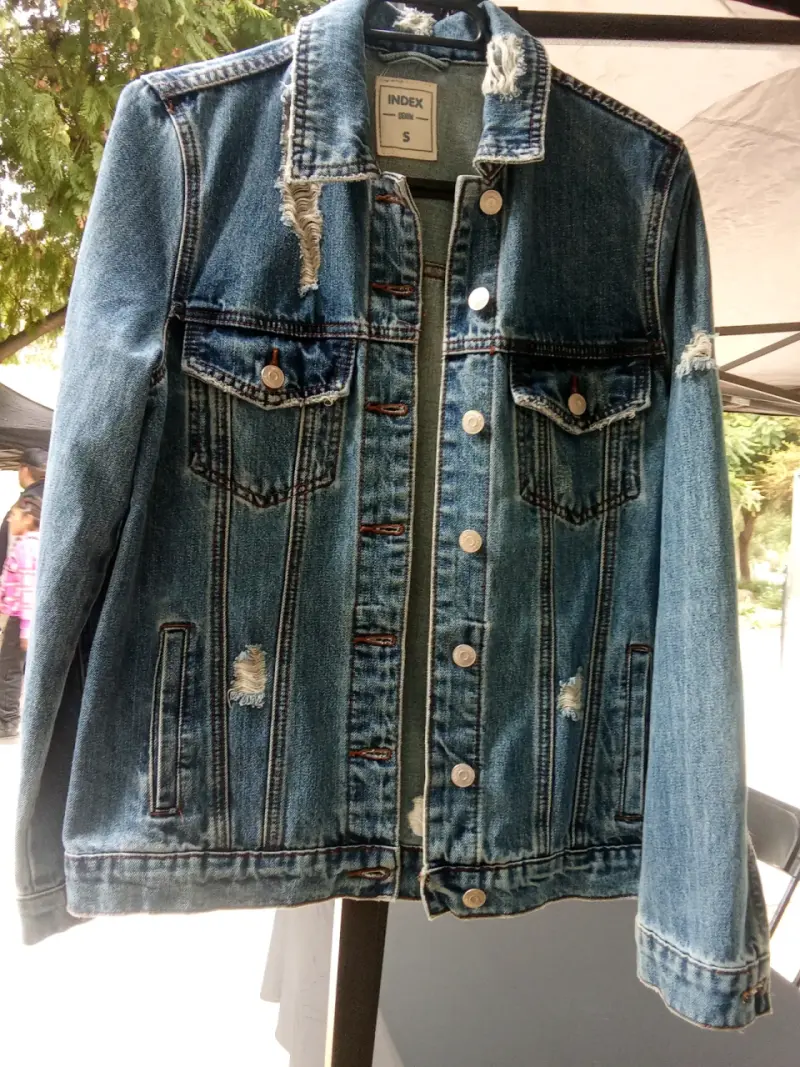 Chaqueta de mezclilla desgastada