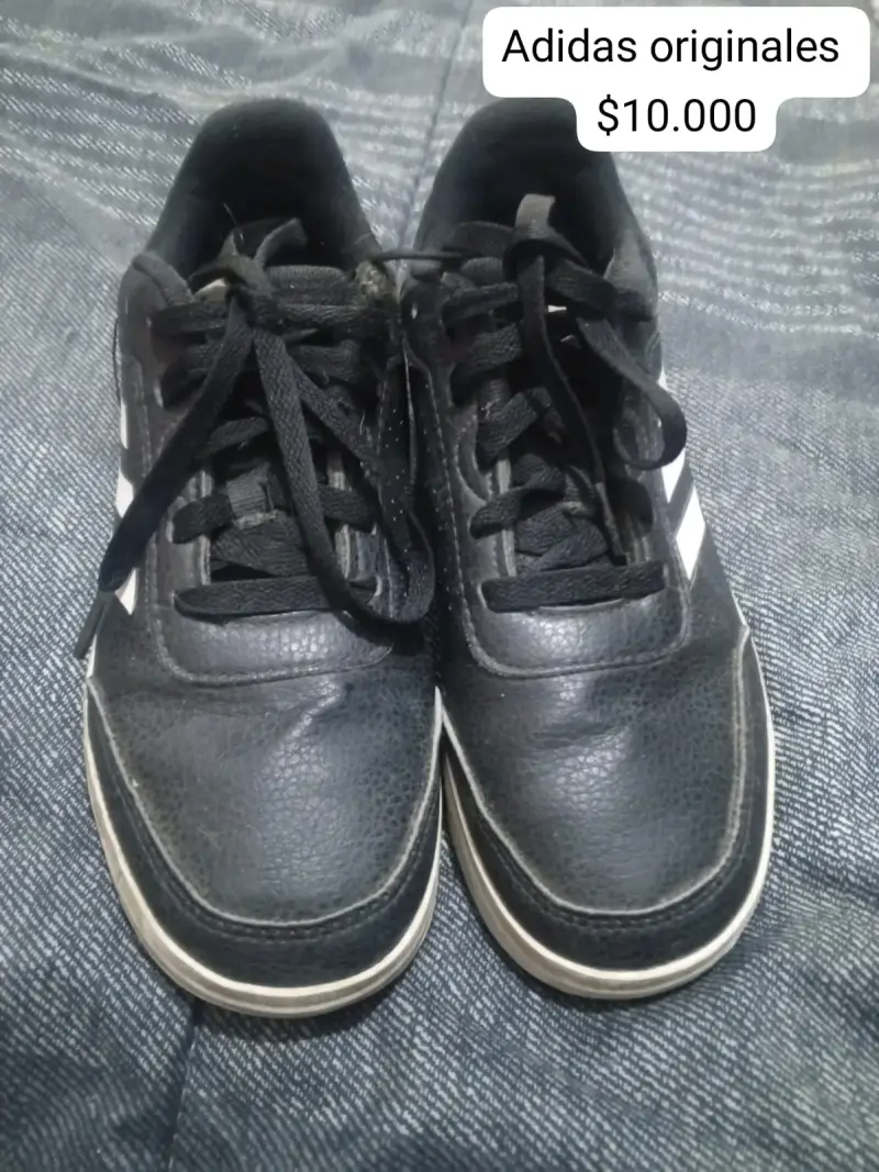 Zapatillas negras Adidas usadas