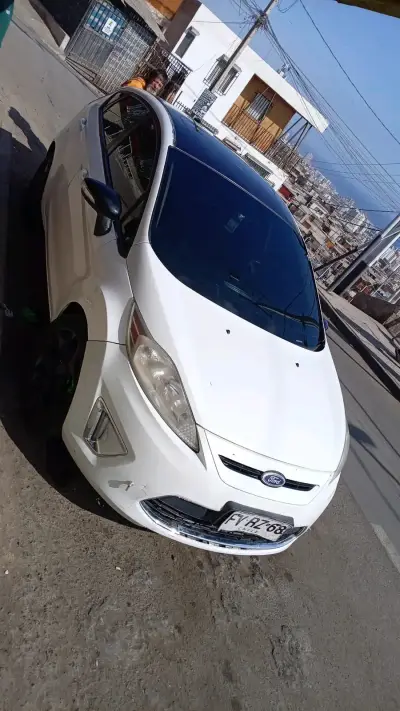 Auto Ford Fiesta blanco - miniatura 1