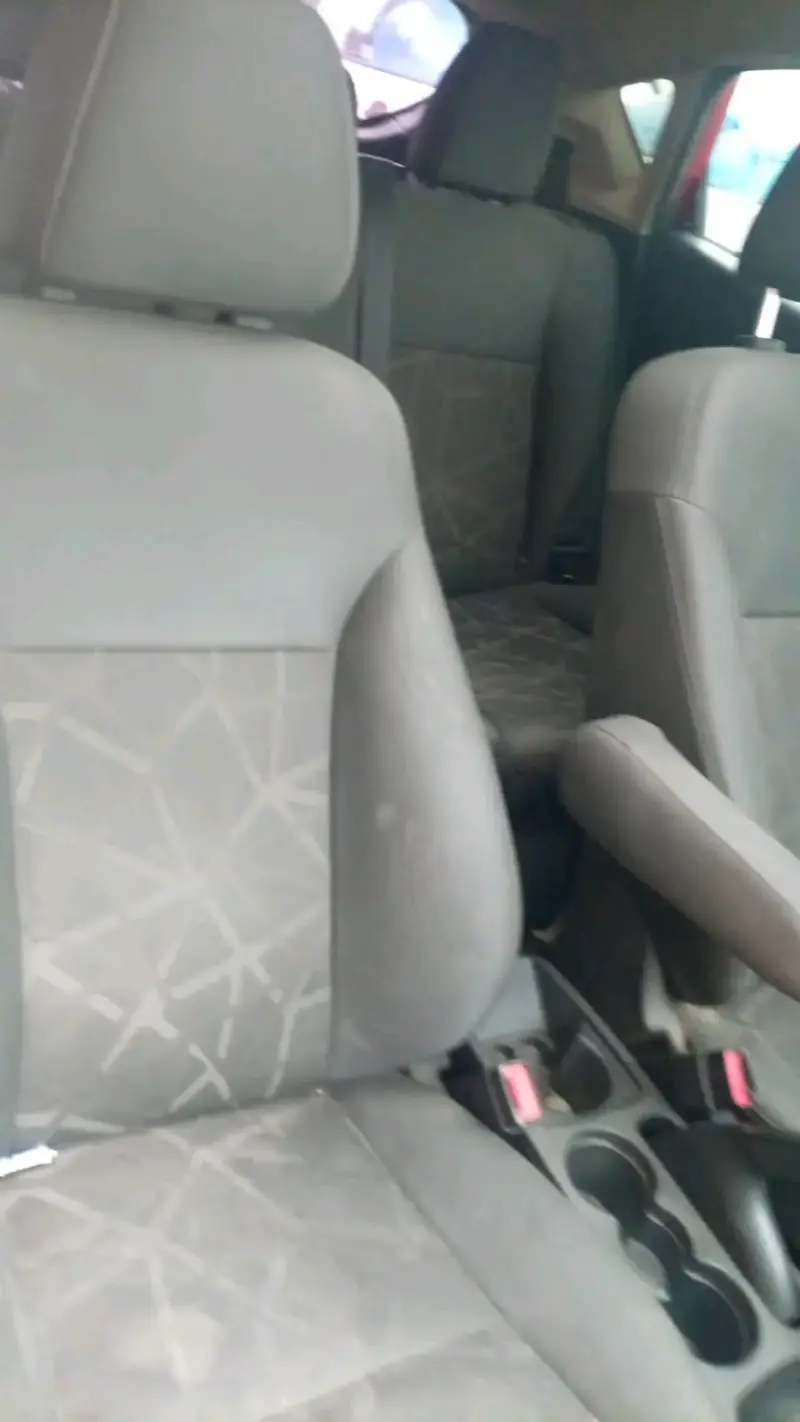 Auto Ford Fiesta blanco - 3