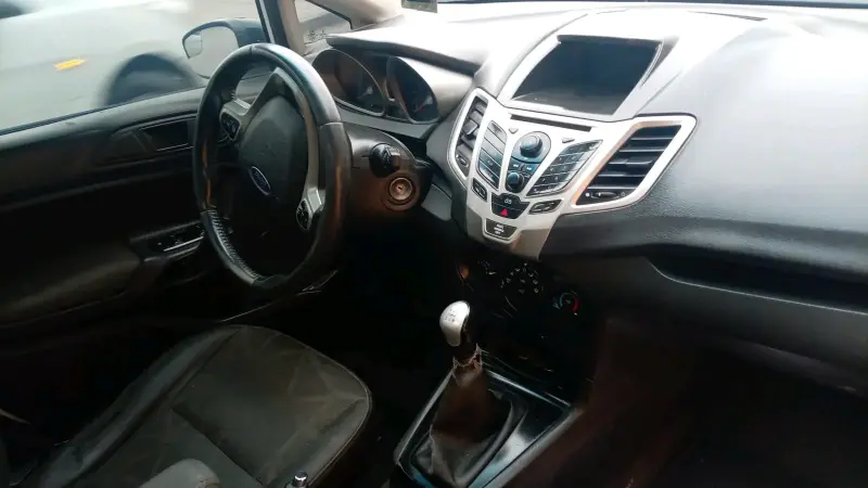 Auto Ford Fiesta blanco - 4