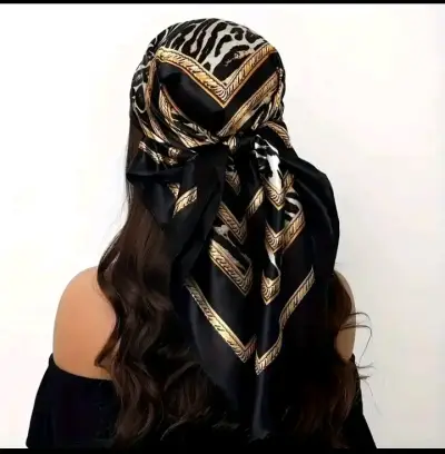 Pañuelo estampado negro y dorado - miniatura 1