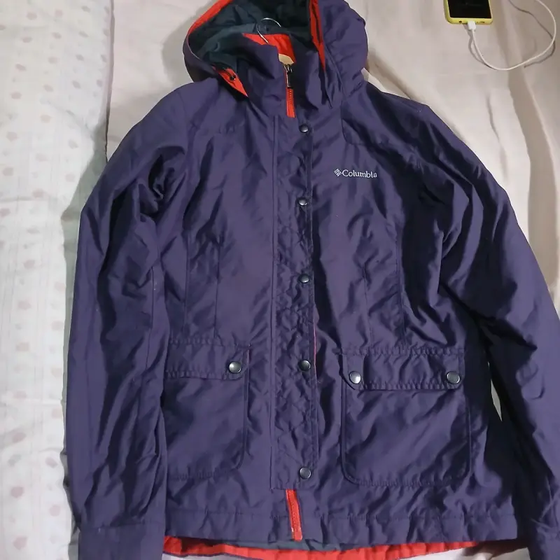 Chaqueta Columbia morada con capucha