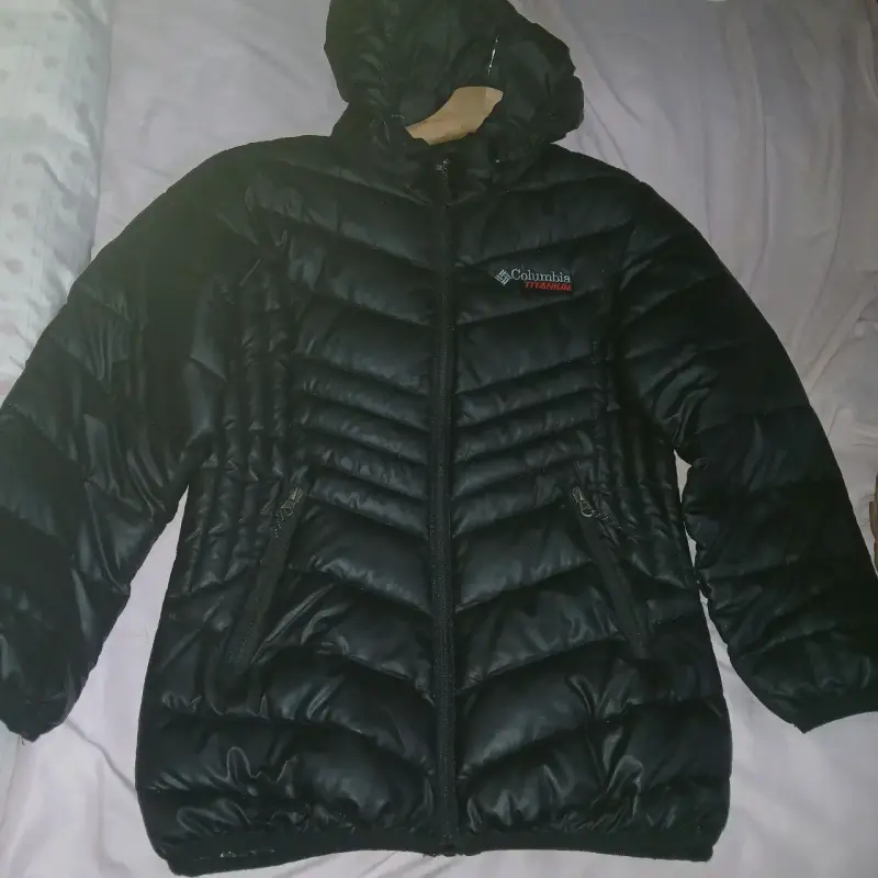 Chaqueta negra Columbia con capucha