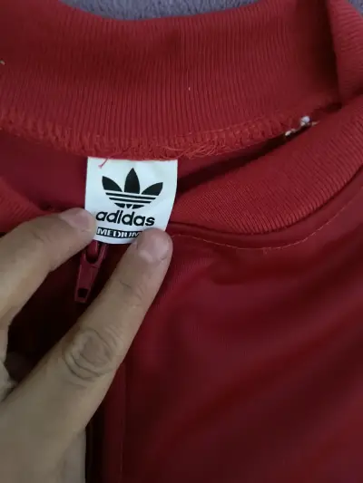 Chaqueta deportiva roja Adidas original talla M - miniatura 2