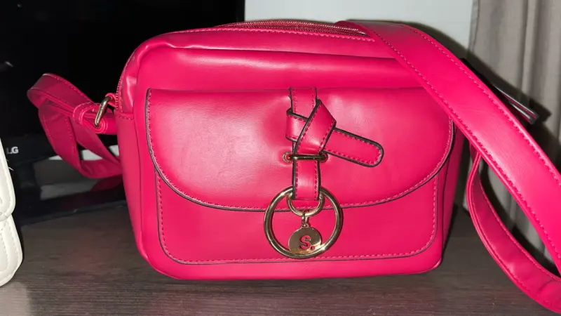 Cartera rosa con hebilla metálica