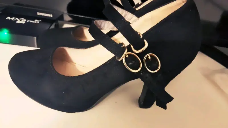 Zapatos de tacón negro con hebillas - 1