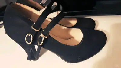 Zapatos de tacón negro con hebillas - miniatura 3